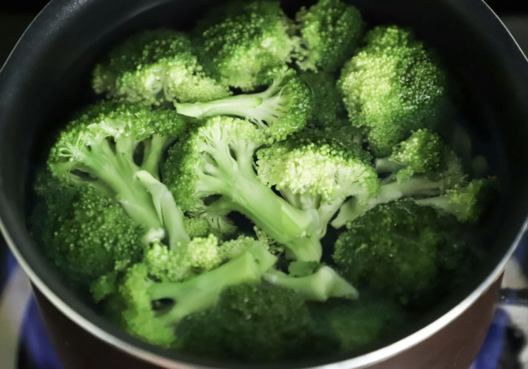 Eiwitrijke recepten: biefstukreepjes met broccoli en ei